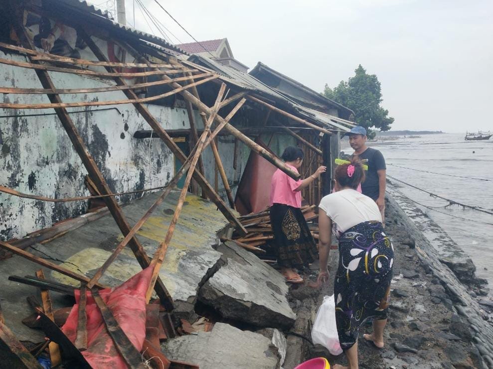 Gelombang Air Laut Pasang Merusak dan Menggenangi Pemukiman Penduduk Muncar Banyuwangi